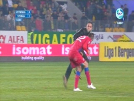 Fotbal horror: Galamaz, lovit cu pumnul, Tătăruşanu - ars de petardă